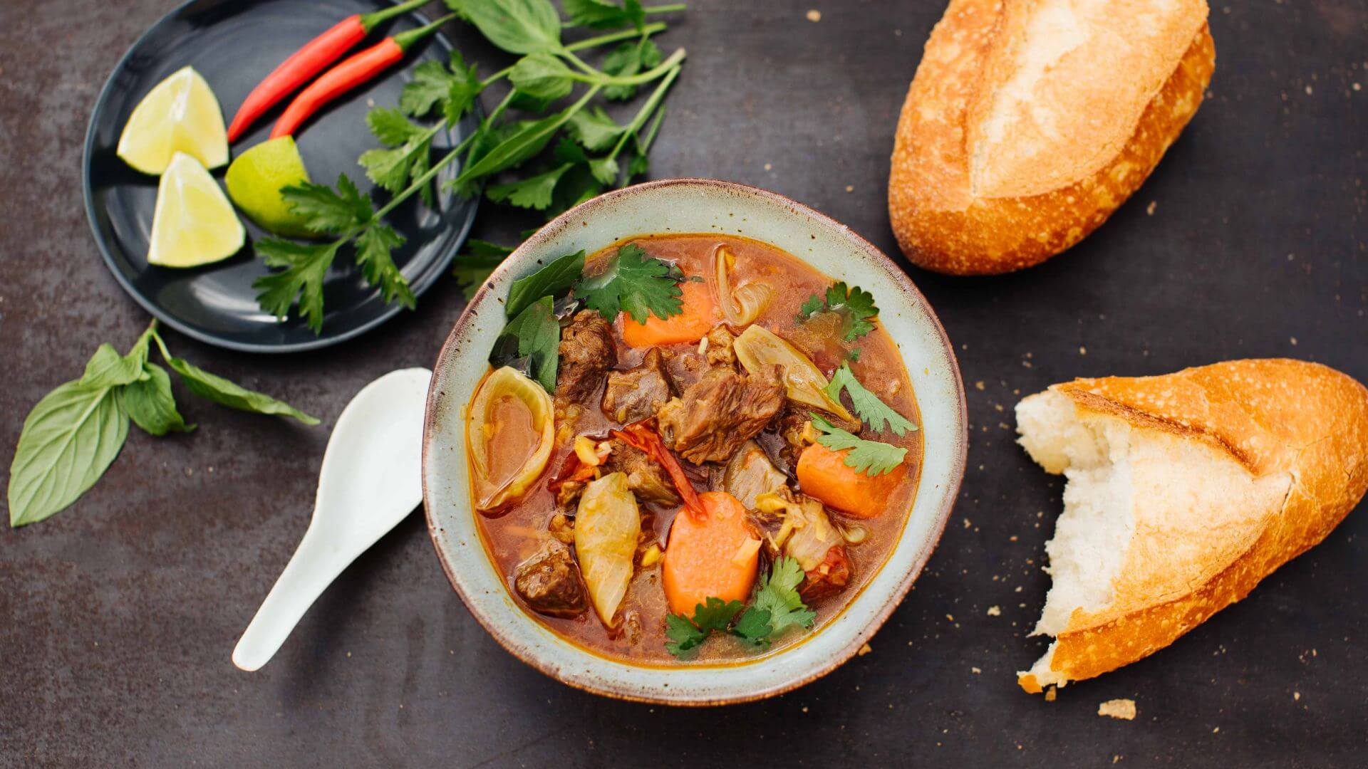 Geschmortes Rind mit Zitronengras - Bo Kho: Bo Kho ist Vietnams Antwort auf den Rinderschmortopf – intensiv, weich geschmort und voller Tiefe. 🥣 „Kho“ bedeutet schmoren, „Bo“ heißt Rind – und genau das passiert hier: Das Fleisch wird butterzart,...