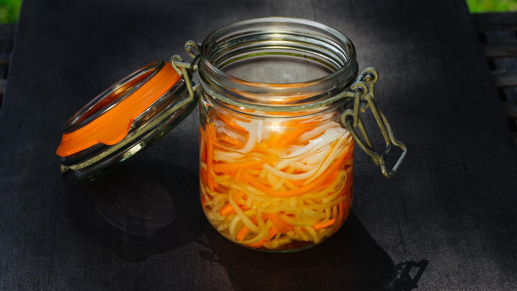 Kimchi á la Vietnam: Kimchi Vietnam ist eine milde, fruchtige Variante des klassischen Kimchi – zubereitet mit eingelegtem Weißkraut, Karotten und Ananas, die dem Ganzen eine runde, süßliche Tiefe verleiht. 🍍 Diese Beilage passt perfekt zu...