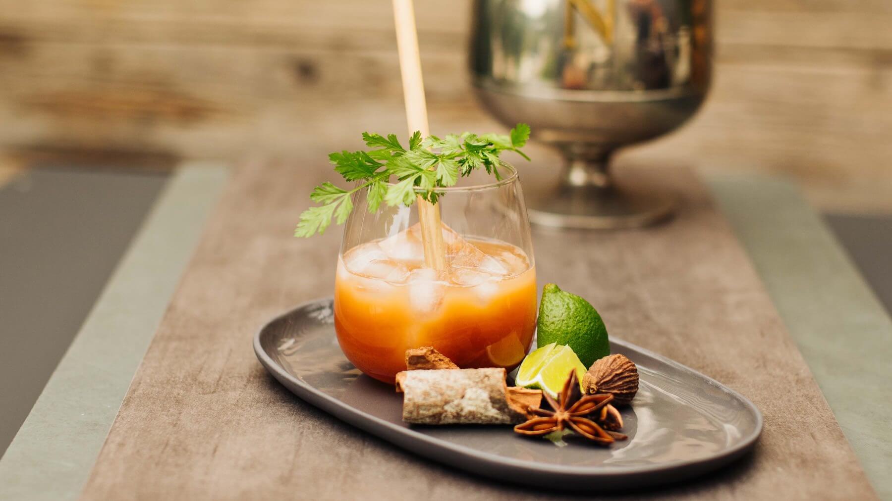 Hanoi Pho Cocktail: Vietnams Pho als Cocktail? Klingt ungewöhnlich – schmeckt aber genial! 🍸 Der von Hanois Star-Barkeeper Pham Tien Tiep kreierte Pho-Cocktail vereint die Gewürzaromen von Pho Bo – schwarzer Kardamom, Cassia-Zimt und Sternanis –...