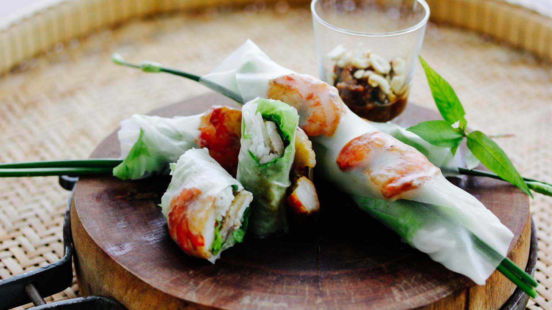 Sommerrollen mit Garnelen aus Vietnam: Sommerrollen – auch bekannt als Nem Cuốn im Norden und Gỏi Cuốn im Süden Vietnams – sind der Inbegriff vietnamesischer Frischeküche. 🥢 Gefüllt mit Garnelen, Schweinefleisch, Salat und Bun-Nudeln, werden sie...