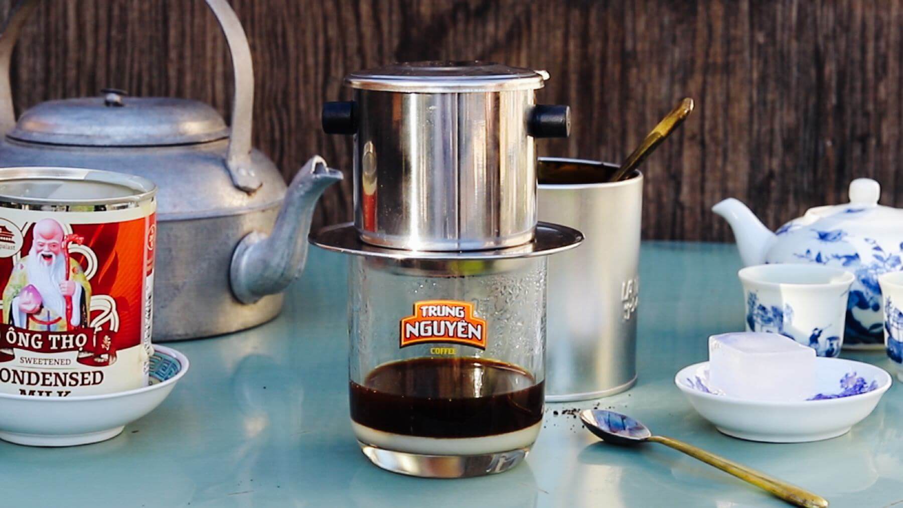 Vietnamesischer Kaffee - Ca Phe Sua Da: Du möchtest eine Tasse authentischen vietnamesischen Kaffee genießen? Dann haben wir das perfekte Rezept für dich! Vor über 100 Jahren brachten die Franzosen Kaffee nach Vietnam und die Vietnamesen haben...