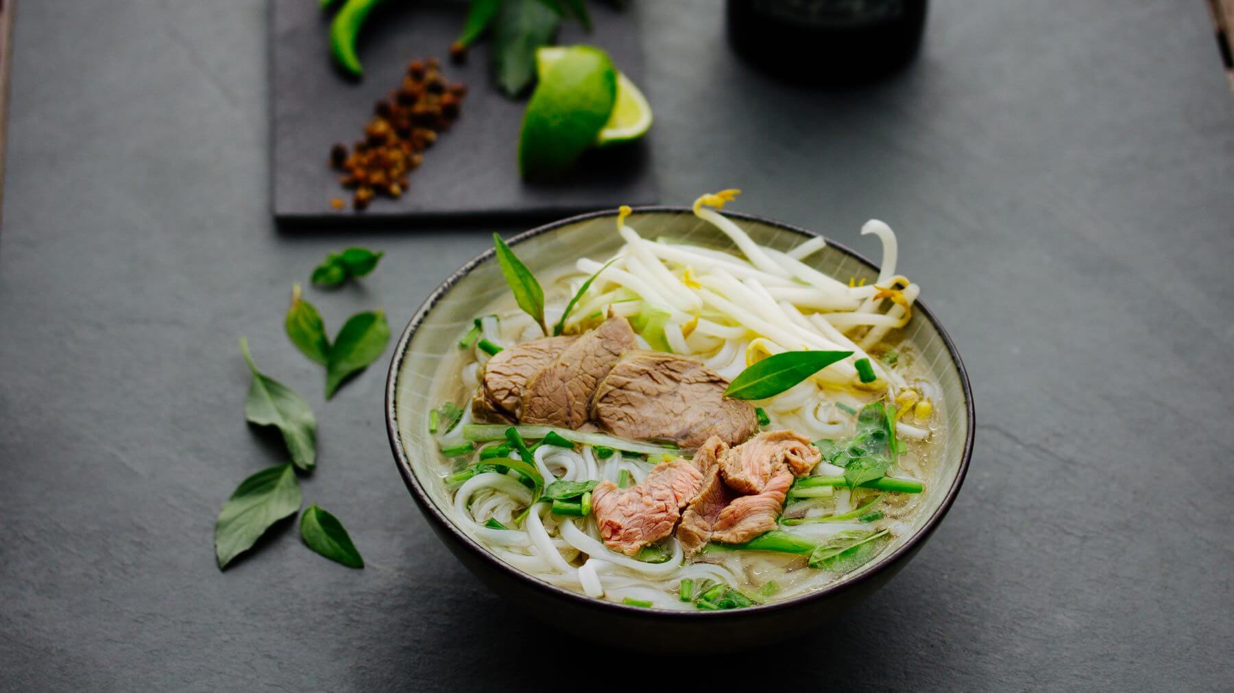 Pho Bo Saigon - Vietnamesische Nudelsuppe: Pho Bo Saigon ist die üppigere, aromatischere Schwester der klassischen Pho Bo Hanoi. 🍲 Ursprünglich aus dem Norden Vietnams stammend, wurde die Suppe in den 1950er Jahren von Flüchtlingen nach Saigon...