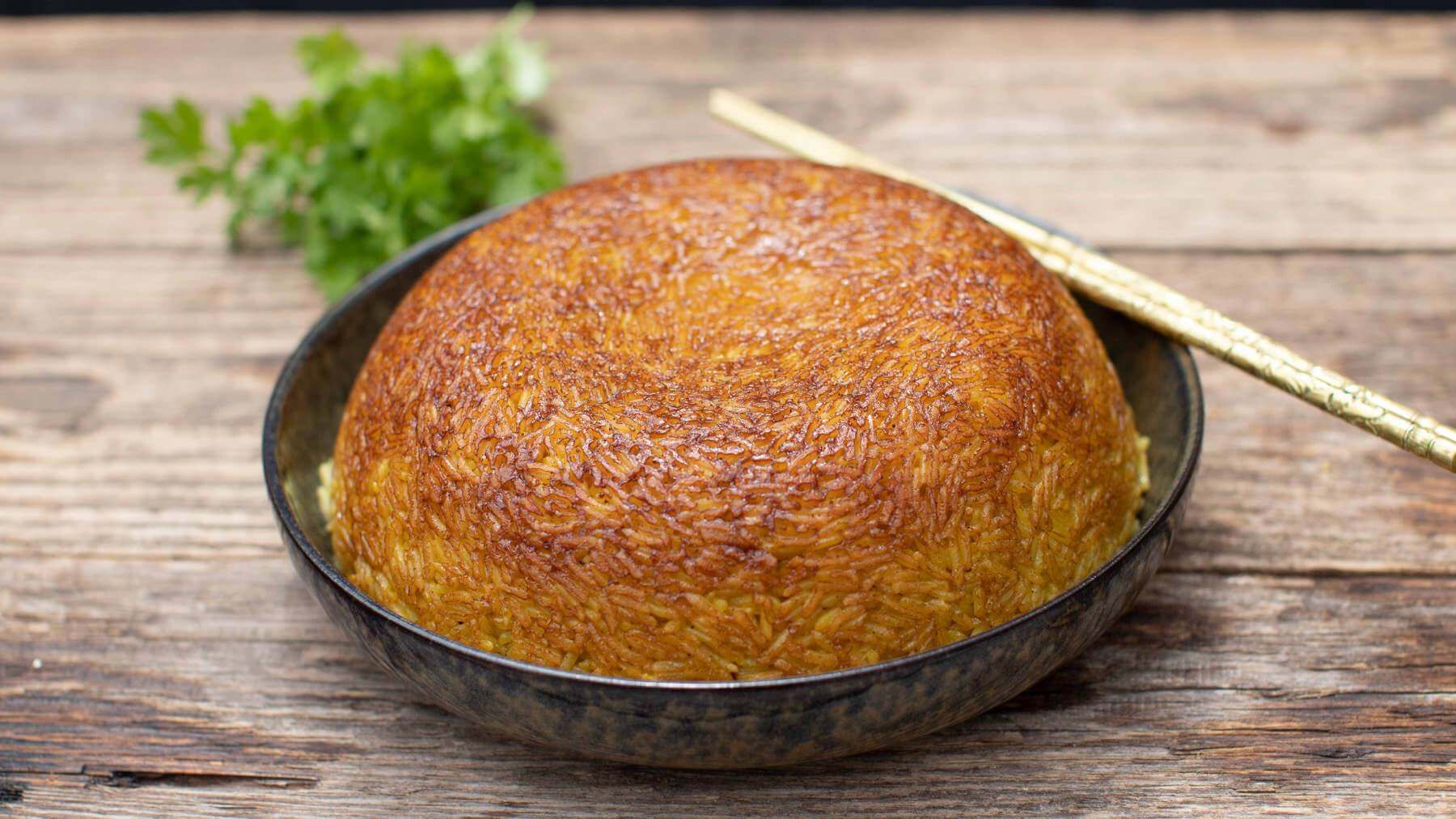 Reis im Tontopf mit Kardamom und Kurkuma: Bevor es elektrische Reiskocher gab, wurde Reis in Vietnam traditionell in kleinen Tontöpfen gegart – gewürzt mit Kardamom, Kurkuma, Sternanis und Zitronengras, bis er eine knusprige Kruste bekam. 🍚 Der...