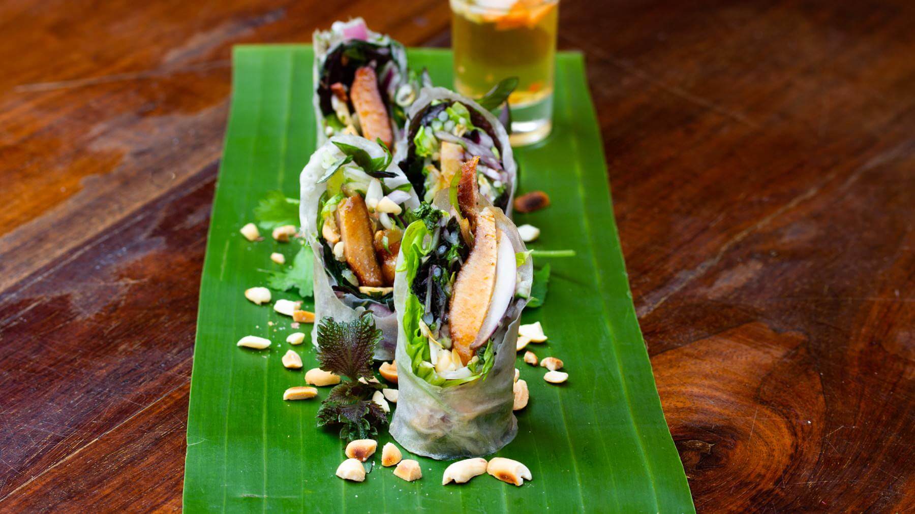 Sommerrollen mit gegrilltem Schweinefleisch und Zitronengras: Sommerrollen – im Norden Vietnams Nem Cuốn, im Süden Gỏi Cuốn genannt – sind das ideale Fingerfood für Partys, Einladungen oder als leichte Vorspeise zum Aperitif. 🥢 Sind sie erst...