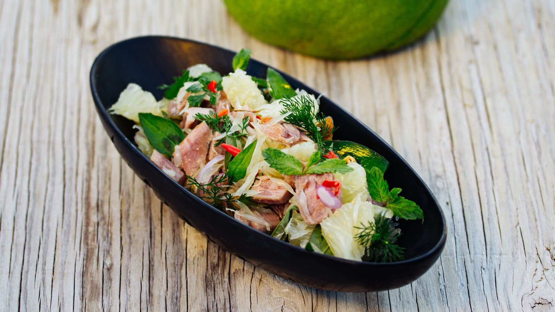 Vietnamesischer Pomelo-Salat mit gegrilltem Tunfisch: Pomelo-Salat auf vietnamesische Art ist ein frischer, leichter Genuss, bei dem süß-saure Pomelo auf saftig gegrillten Thunfisch trifft – ein Spiel aus Textur und Aromen. 🍊 Die Pomelo, verwandt...