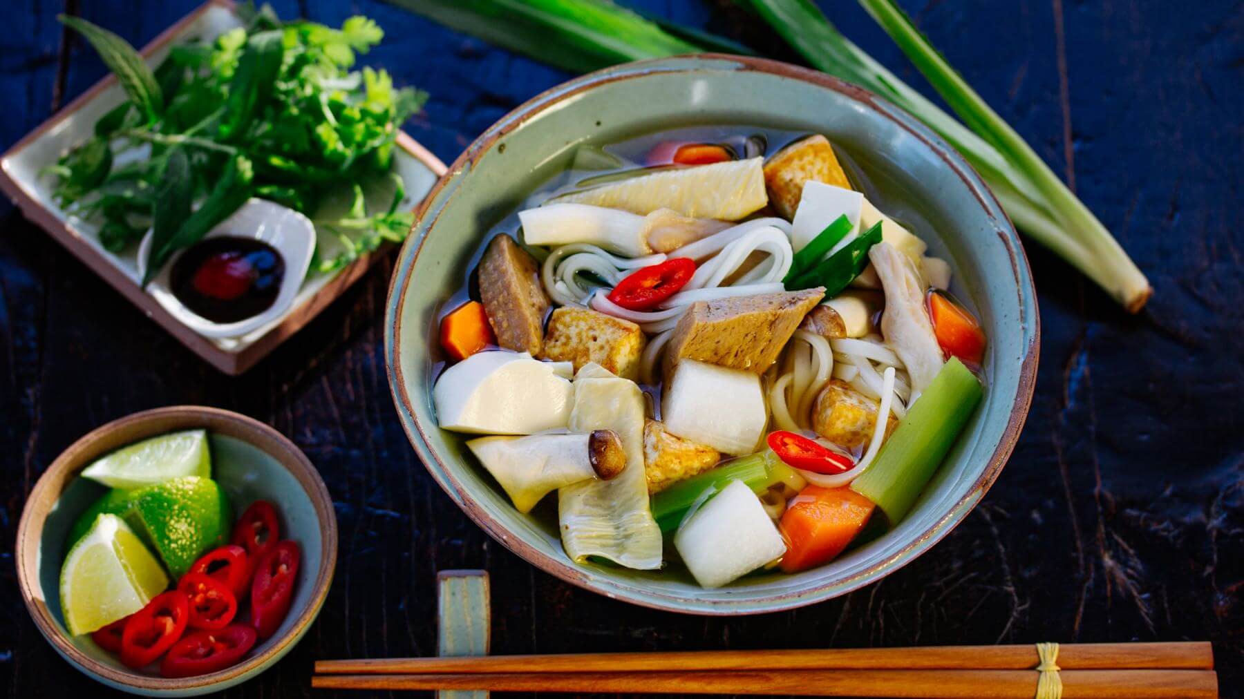Vegetarische - Vegane Pho Chay: Pho Chay ist die vegane Variante der berühmten vietnamesischen Pho-Suppe – klar, würzig und wohltuend. 🍲 Das Wort „Chay" steht im Vietnamesischen für vegetarisch, und besonders im Süden Vietnams findest du viele...
