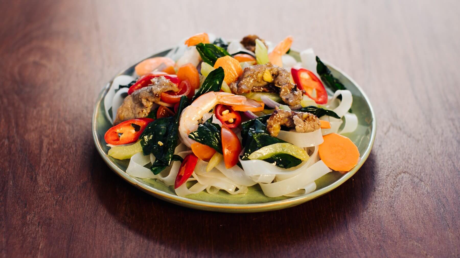 Pho Xao - Gebratene Pho-Nudeln aus dem Wok: Pho-Nudeln sind nicht nur etwas für Suppen – auch im Wok gebraten sind sie ein echtes Highlight! 🍤🥩 In diesem Rezept treffen zartes Rindfleisch, Garnelen und viel frisches Gemüse auf eingeweichte...