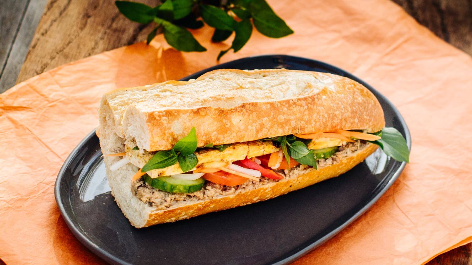 Veganes Banh-Mi-Sandwich aus Vietnam: Bánh Mì, das legendäre vietnamesische Streetfood-Sandwich, gibt’s auch in einer rein veganen Variante – und die steht dem Original in nichts nach! 🥖 Statt Schweinebauch und Pastete kommen hier würzige...