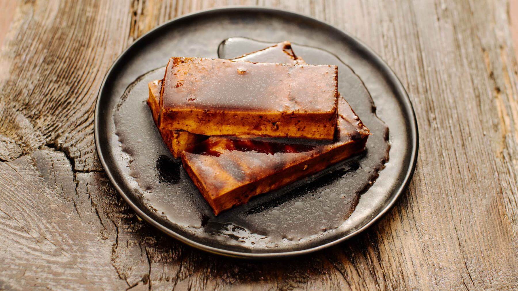 Fünf-Gewürze-Tofu: Tofu ist von Natur aus mild, aber ein echter Aromen-Träger – ideal für kreative Würzungen. 🌱 In unserem Rezept wird er mit Hoisin-Sauce, Sojasauce und chinesischem Fünf-Gewürze-Pulver mariniert und so in ein umami-reiches...