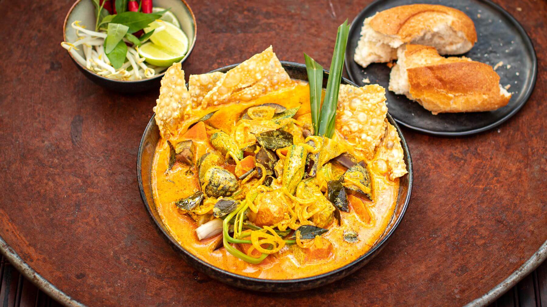 Veganes Curry mit Gemüse aus Vietnam: Dieses vegane Gemüsecurry überzeugt mit seinem intensiven Aroma, das durch vietnamesisches Currypulver und frisches Zitronengras entsteht – abgerundet mit cremiger Kokosmilch. 🥥 Das Besondere: frittierte...