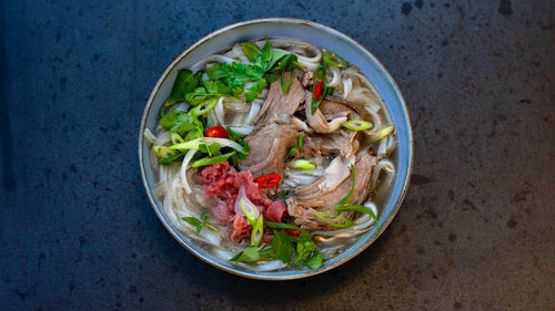 Pho Bo Hanoi - Vietnamesische Reisnudelsuppe: Pho Bo Hanoi ist eine kräftige Rindfleischsuppe mit Reisnudeln und zartem Rindfleisch, gewürzt mit Schwarzem Kardamom, Sternanis, Zimt und geröstetem Ingwer. In Hanois Straßenküchen liegt der Fokus...