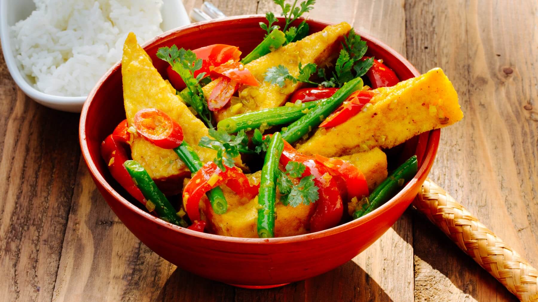 Tofu mit Zitronengras: Frittierter Tofu, geschmort mit Zitronengras, rotem Paprika und grünen Bohnen in Kokosmilch – ein herrlich duftendes Gericht von der Insel Phu Quoc im Süden Vietnams. 🌱 Tofu ist zwar mild, nimmt aber das Aroma des...