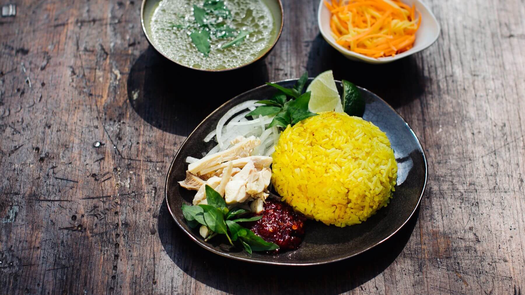 Kurkuma-Ingwer Reis mit Hähnchen aus Hoi An - Com Ga: Cơm Gà ist Hoi Ans Antwort auf das berühmte Hainan-Chicken – einfach, würzig und voller Geschmack. 🍚 Jasminreis, mit Kurkuma und Ingwer im Reiskocher gegart, wird begleitet von zartem...