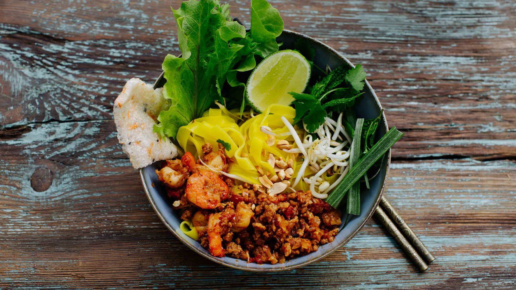 Gelbe Nudeln - Mi Quang: Mì Quảng ist ein Nudelgericht aus Hoi An, das mit seiner komplexen Mischung aus Aromen und Texturen begeistert. 🍤🍜 Auf mit Kurkuma gefärbten Nudeln treffen kräftige Brühe, Schweinefleisch, Garnelen, frische Kräuter,...