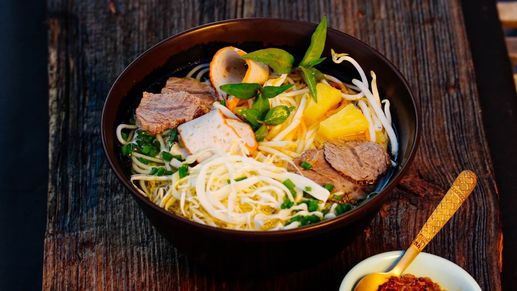 Rindfleisch Nudelsuppe - Bun Bo Hue: Bun Bo Hue ist eine zitronengrasduftende Rindfleischsuppe aus der alten Kaiserstadt Hue in Zentralvietnam – kräftig, rustikal und voller Tiefe. 🍜 Bun steht für die dünnen Reisnudeln, Bo für Rindfleisch und Hue...