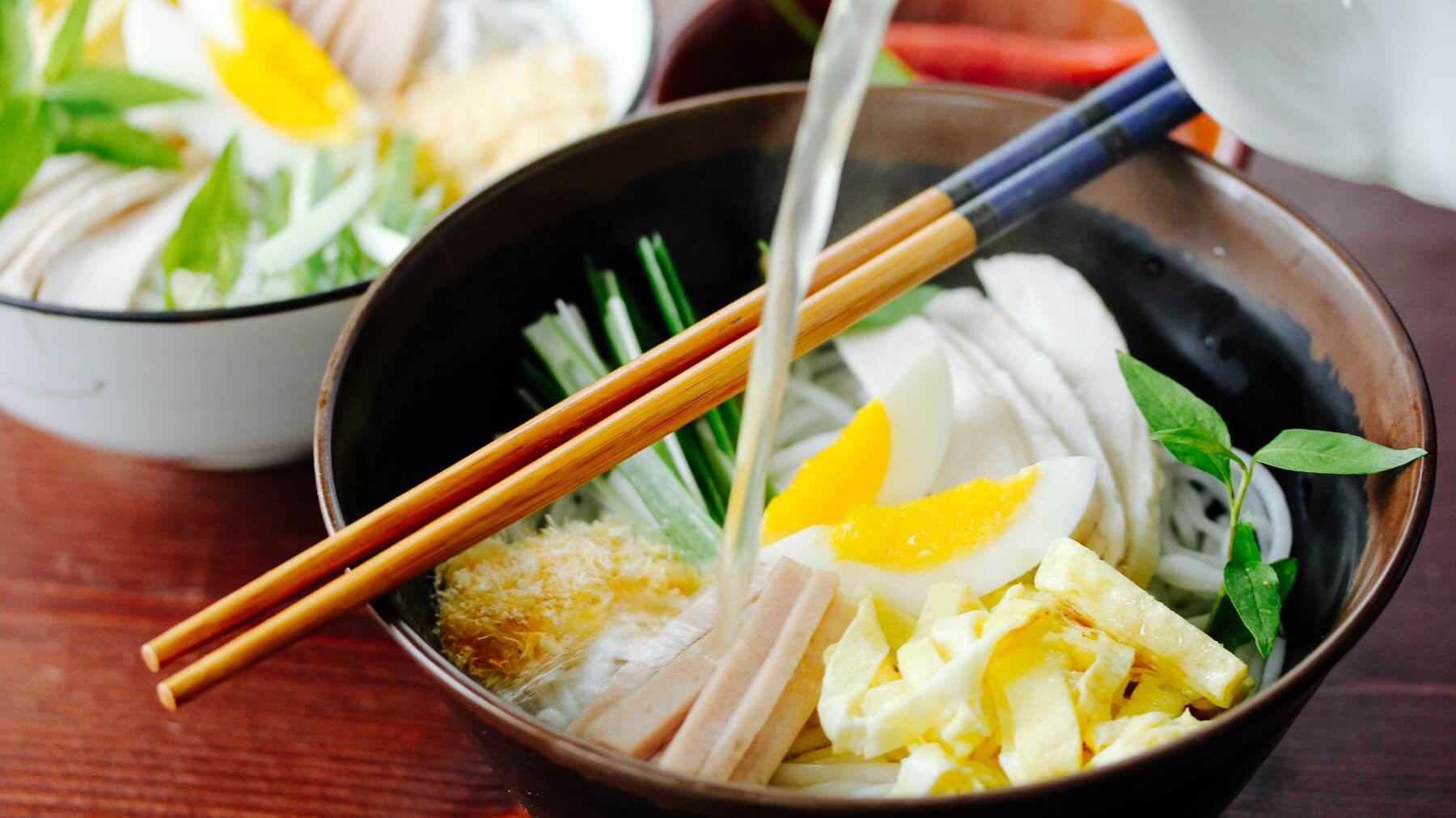 Nudelsuppe Vier Himmelsrichtungen: Bún Thang ist eine der ältesten Nudelsuppen Hanois – zart, aromatisch und wunderschön angerichtet. 🍜 Der Name bedeutet einfach „Nudelsuppe“, mit Bún für Reisnudeln und Thang (chinesischen Ursprungs) für Suppe....