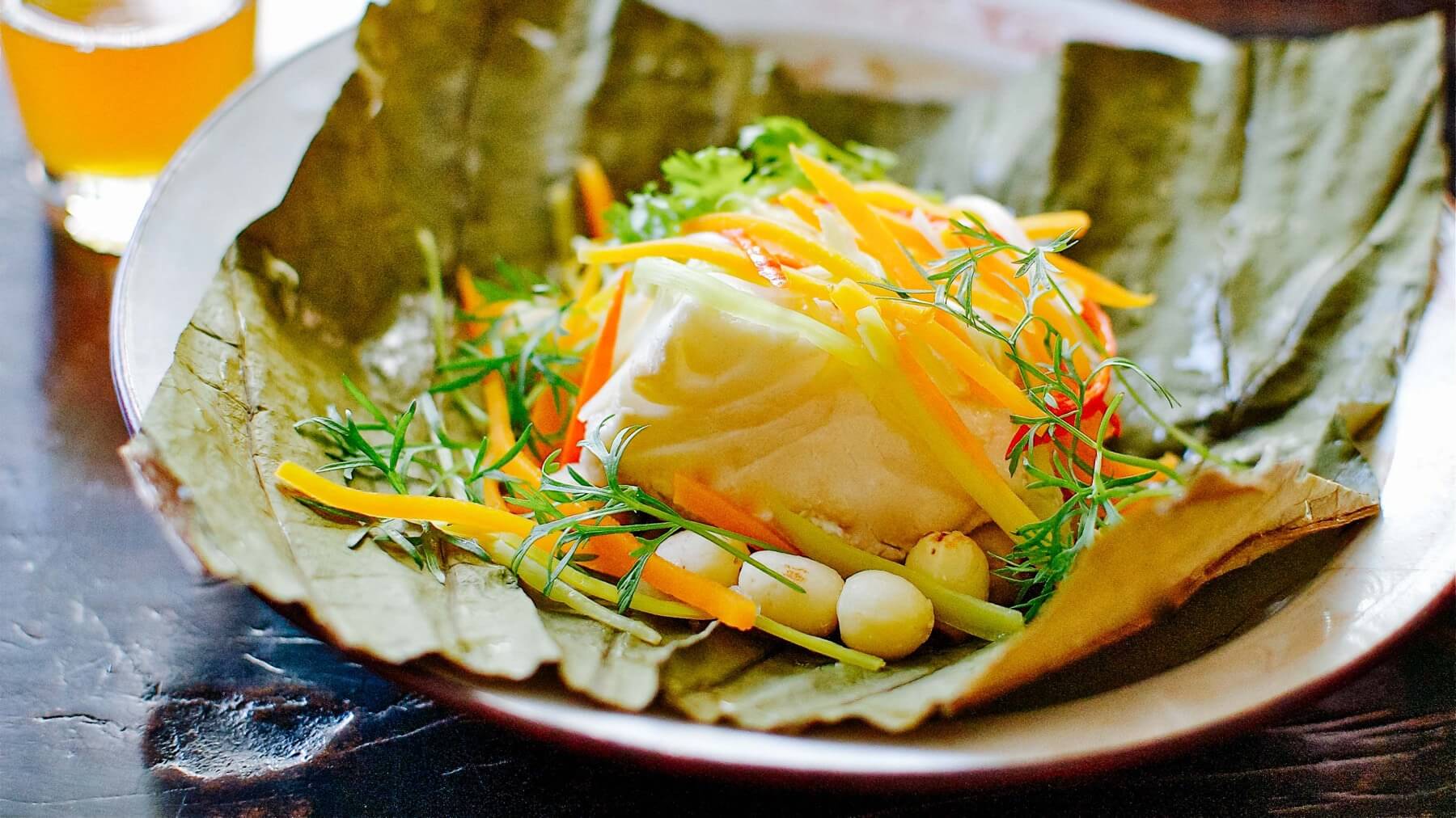 Fisch im Lotusblatt: Das Garen von Fisch in Blättern ist eine traditionelle Zubereitungsmethode in Südostasien, die dem Fisch ein besonders feines Aroma verleiht. 🐟 Während andernorts gerne in Bambusblättern gegrillt wird, setzt dieses Rezept auf...