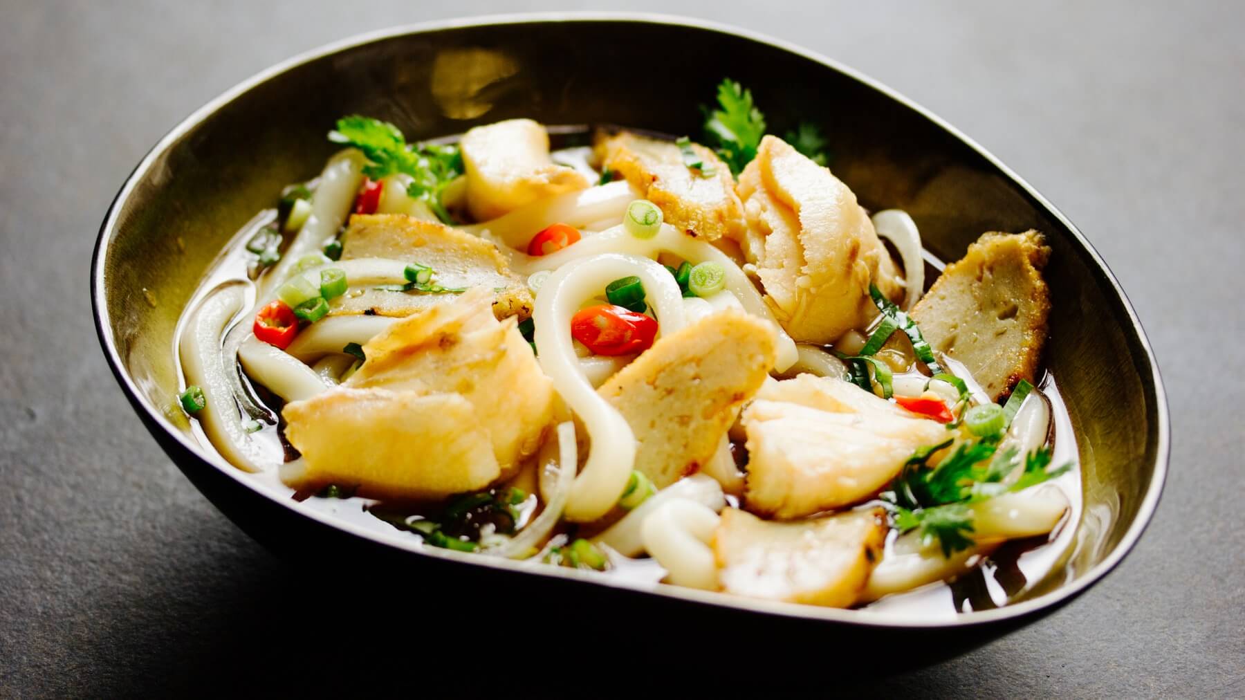 Fischsuppe aus Phu Quoc: Früh am Morgen in Duong Dong auf Phu Quoc: Die blau-grünen Fischerboote legen an, und in den Suppenküchen am Hafen dampft bereits die erste Bánh Canh Chả Cá – eine herzhafte Frühstückssuppe mit Fisch und dicken...