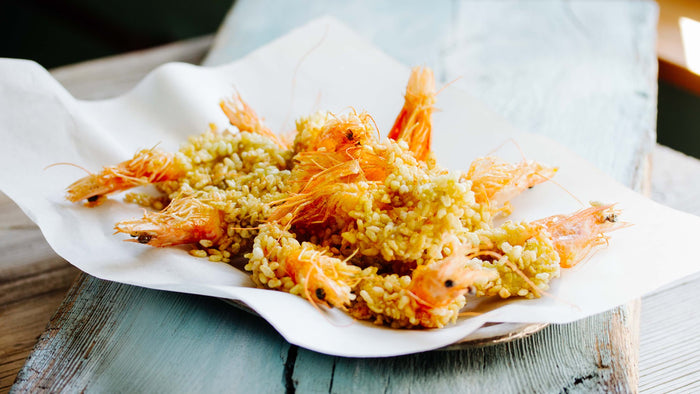 Frittierte Garnelen mit grünem Reis