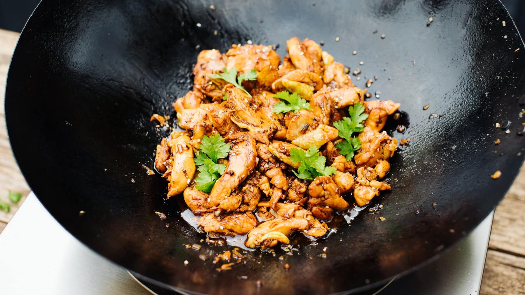 Gebratenes Hähnchen mit Ingwer und Sesam: Im Wok gebratenes Hähnchenfleisch, mariniert mit frischem Ingwer und verfeinert mit geröstetem Sesam – dieses aromatische Gericht stammt aus der Küche der Hmong-Bergvölker im Norden Vietnams und...
