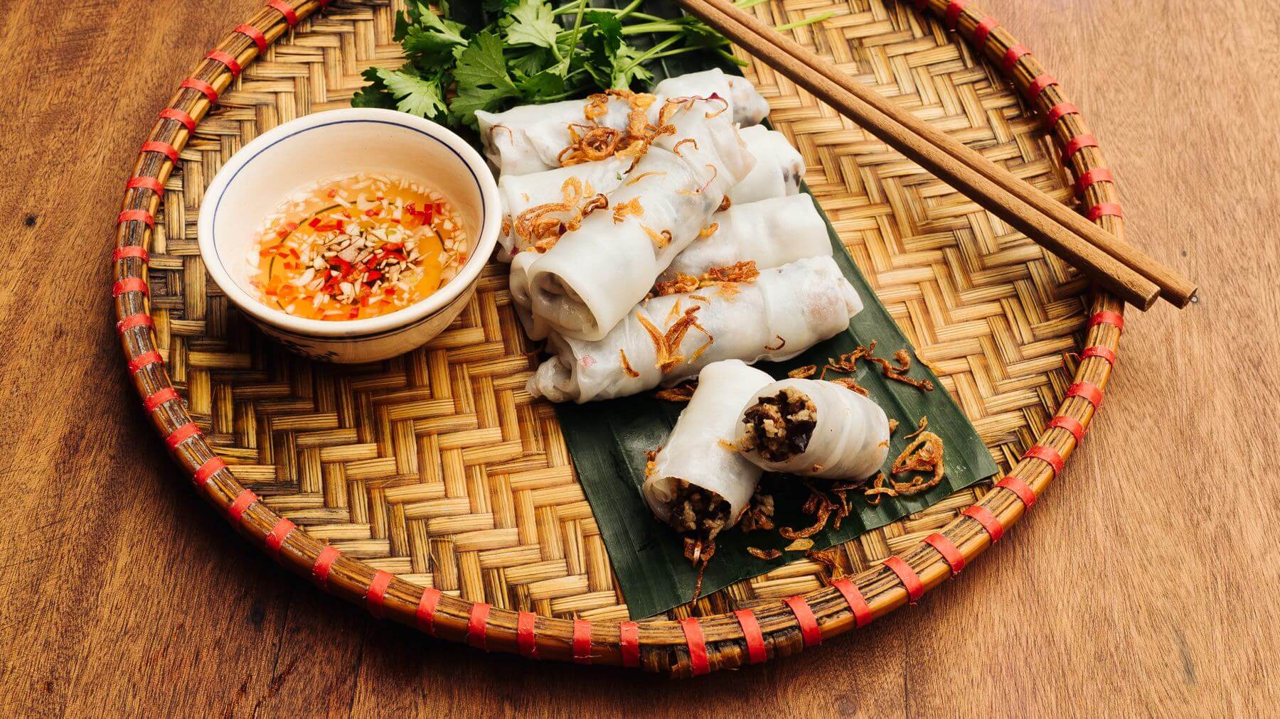 Gedämpfte Crêpes aus Reismehl - Banh Cuon: Bánh Cuốn sind hauchdünne, gedämpfte Reismehlpfannkuchen, die mit Hackfleisch und Pilzen gefüllt und in einen würzigen Fischsaucen-Limetten-Dip getunkt werden. 🥢 In den Straßenküchen Hanois gilt ihre...