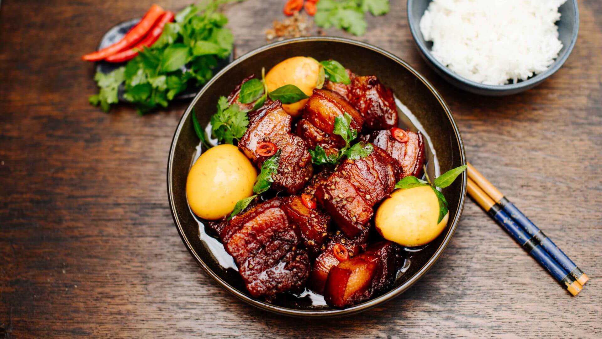 Geschmortes Schwein in Karamell - Thit Kho Tau: Thịt Kho Tàu ist langsam geschmortes Schweinefleisch in Karamellsauce, gewürzt mit Fischsauce und grobem Pfeffer – ein Gericht, das mit wenigen Zutaten maximale Tiefe erreicht. 🐖 Ursprünglich aus...