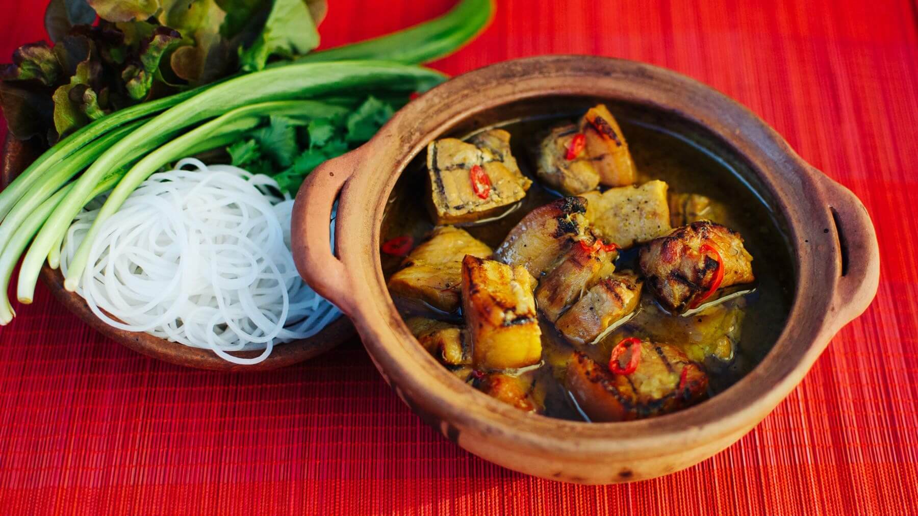 Geschmortes Schwein mit Galgant: Schweinefleisch geschmort mit Galgant und Kurkuma ist ein würziges, aromatisches Gericht, das in Vietnam traditionell zubereitet wird – auch in Varianten, die andernorts kontrovers diskutiert werden. 🇻🇳 Während...