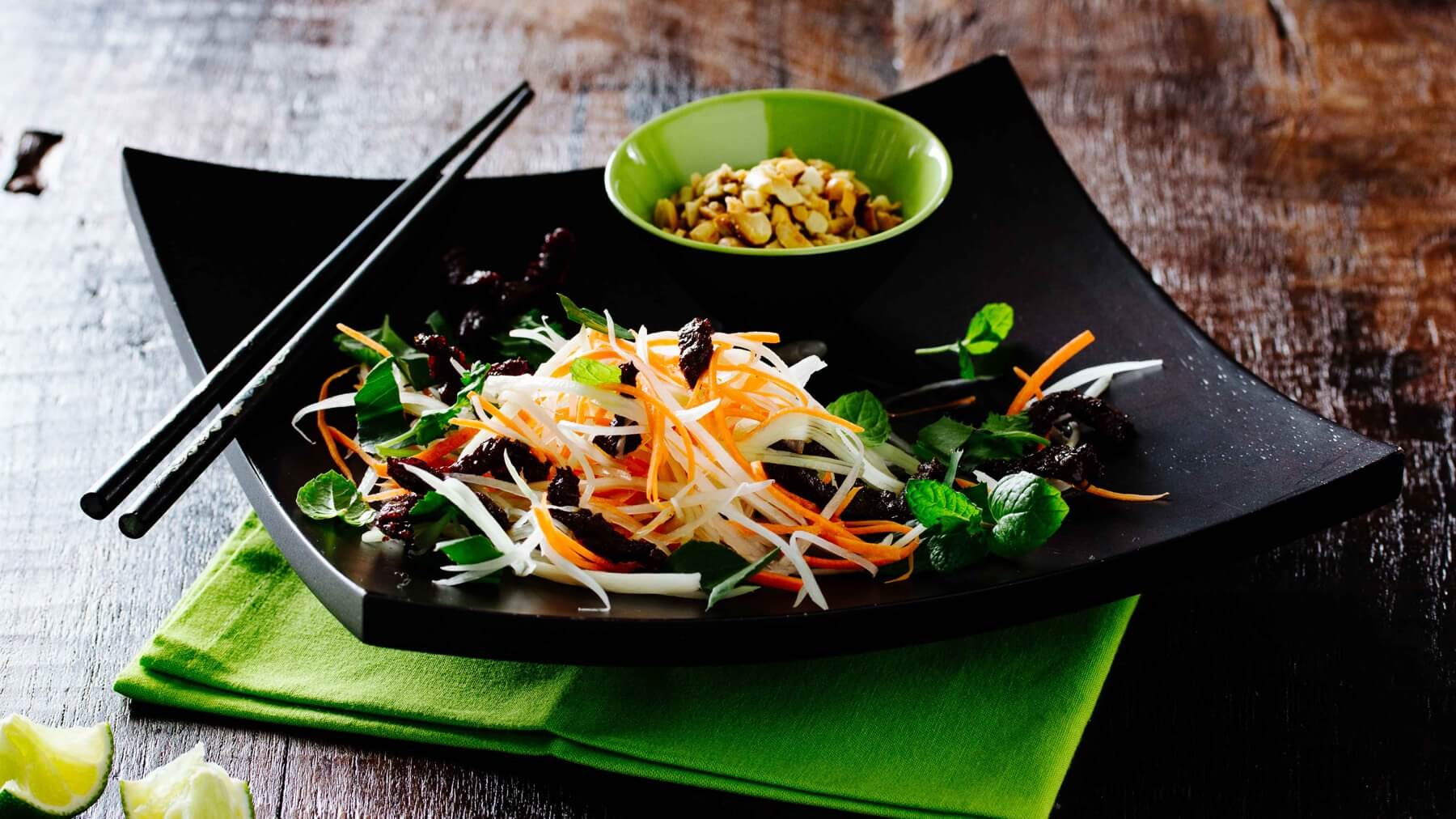 Vietnamesischer Grüner Papayasalat: Grüne Papaya und Karotte, fein gehobelt, kombiniert mit einem Limetten-Fischsaucen-Dressing, gebratenen Rinderstreifen, gerösteten Erdnüssen und frischen Kräutern – das ist vietnamesischer Papayasalat in seiner...