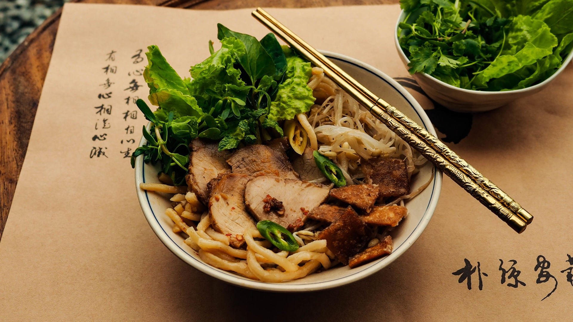 Cao Lau - Geschmortes Schwein mit Nudeln aus Hoi An: Hol dir den Geschmack von Hoi An direkt nach Hause – mit unserem Rezept für Cao Lau, einer der legendärsten Nudelgerichte Vietnams. 🍜 Zart mariniertes Schweinefleisch im Char-Siu-Stil, gewürzt...