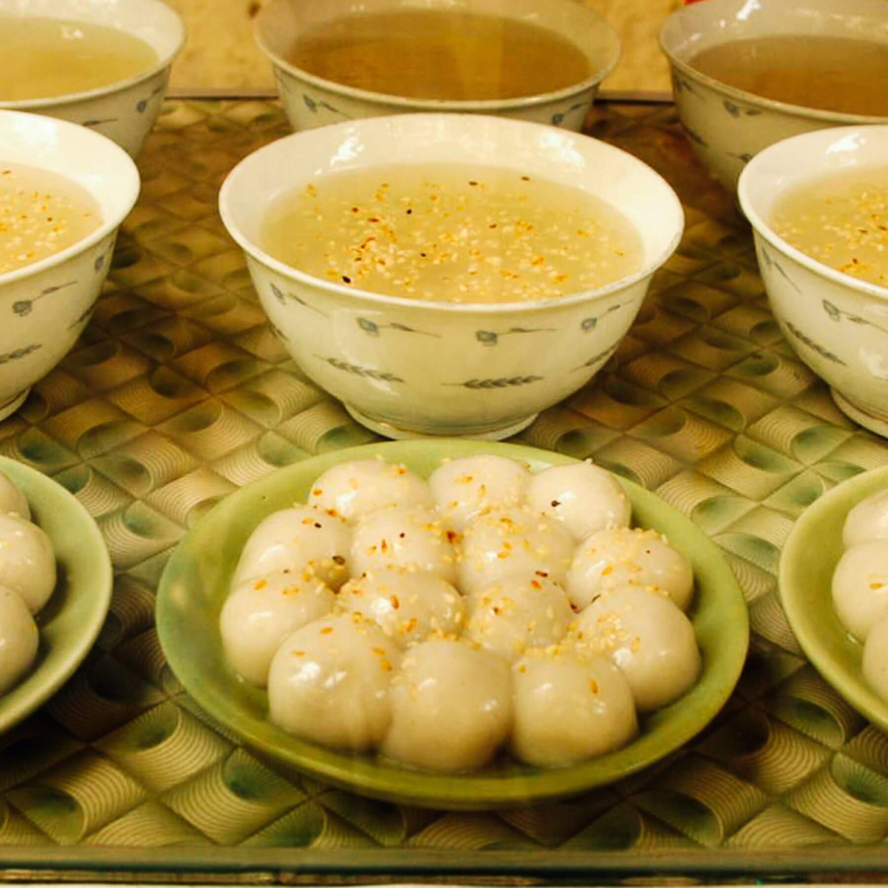 Süsse Bällchen aus Klebreis: Dieses einfache Dessert aus Kokosmilch und Tapioka ist in Vietnam ein beliebter Snack – mal als süßes Frühstück, mal als nachmittägliche Erfrischung. 🥥 Besonders gut schmeckt es mit frischen tropischen Früchten wie...