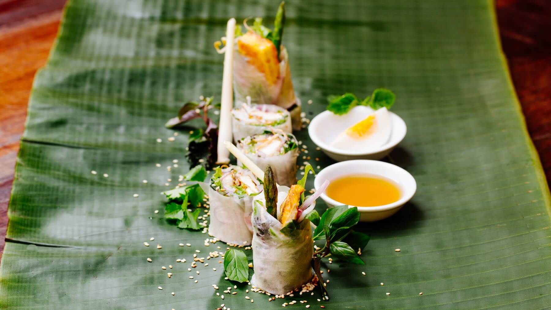 Sommerrollen mit Zitronengras-Tofu: Sommerrollen sind das perfekte Finger-Food für deine nächste Party! 🎉 Sobald du den „Dreh" raus hast, sind sie eine blitzschnelle Vorspeise, die sich ideal zu einem Aperitif servieren lässt. Der Inhalt der...