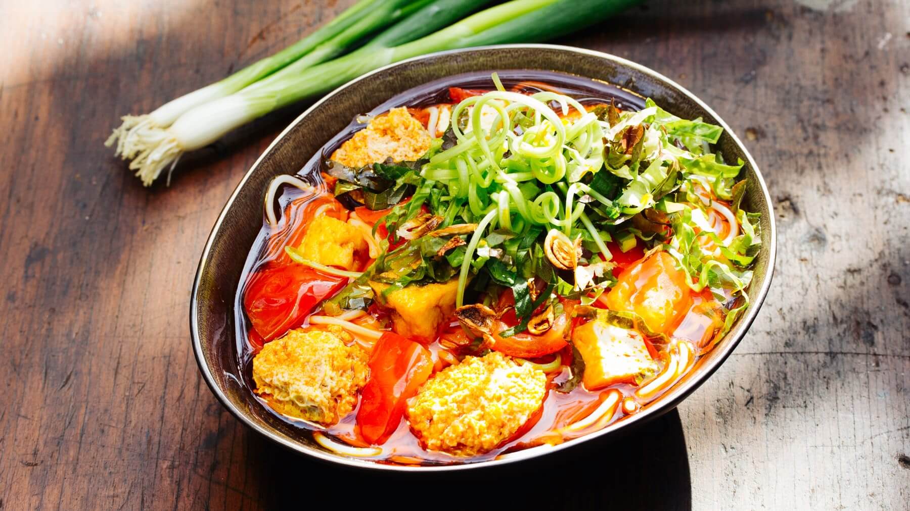 Bun Rieu – Vietnamesische Suppe mit Krabbenfleisch: Bún Riêu Cua ist eine vietnamesische Krabbennudelsuppe, die traditionell zum Frühstück serviert wird – kräftig, duftend und voller Umami. 🍜 In Vietnam wird sie mit Softshell-Crabs zubereitet,...