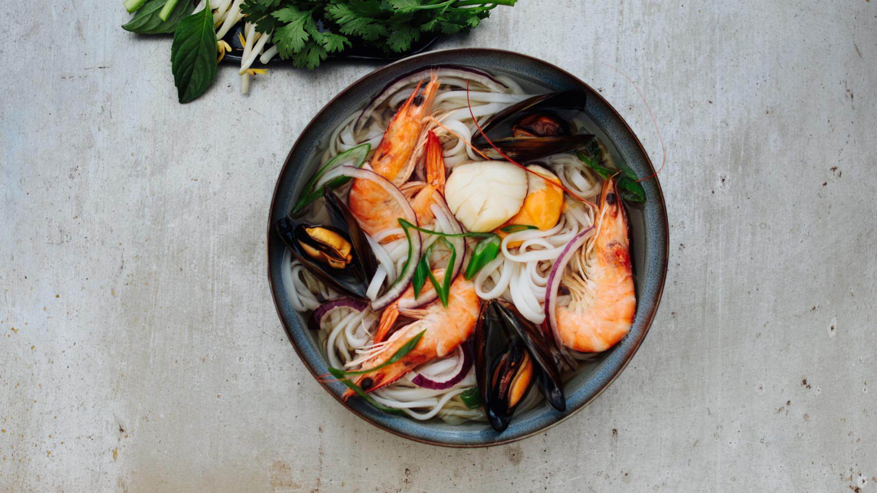 Vietnamesische Pho mit Meeresfrüchten: Diese Pho mit Meeresfrüchten ist eine ungewöhnliche, aber delikate Variante des vietnamesischen Klassikers. 🍤 In einer klaren, leichten Brühe treffen rotleuchtende Garnelen, zarte Jakobsmuscheln und...