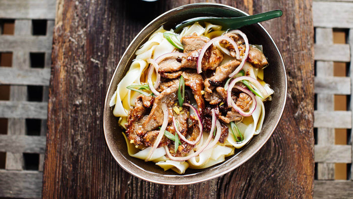 Vietnamesische Reisnudelsuppe mit Rindfleisch aus dem Wok