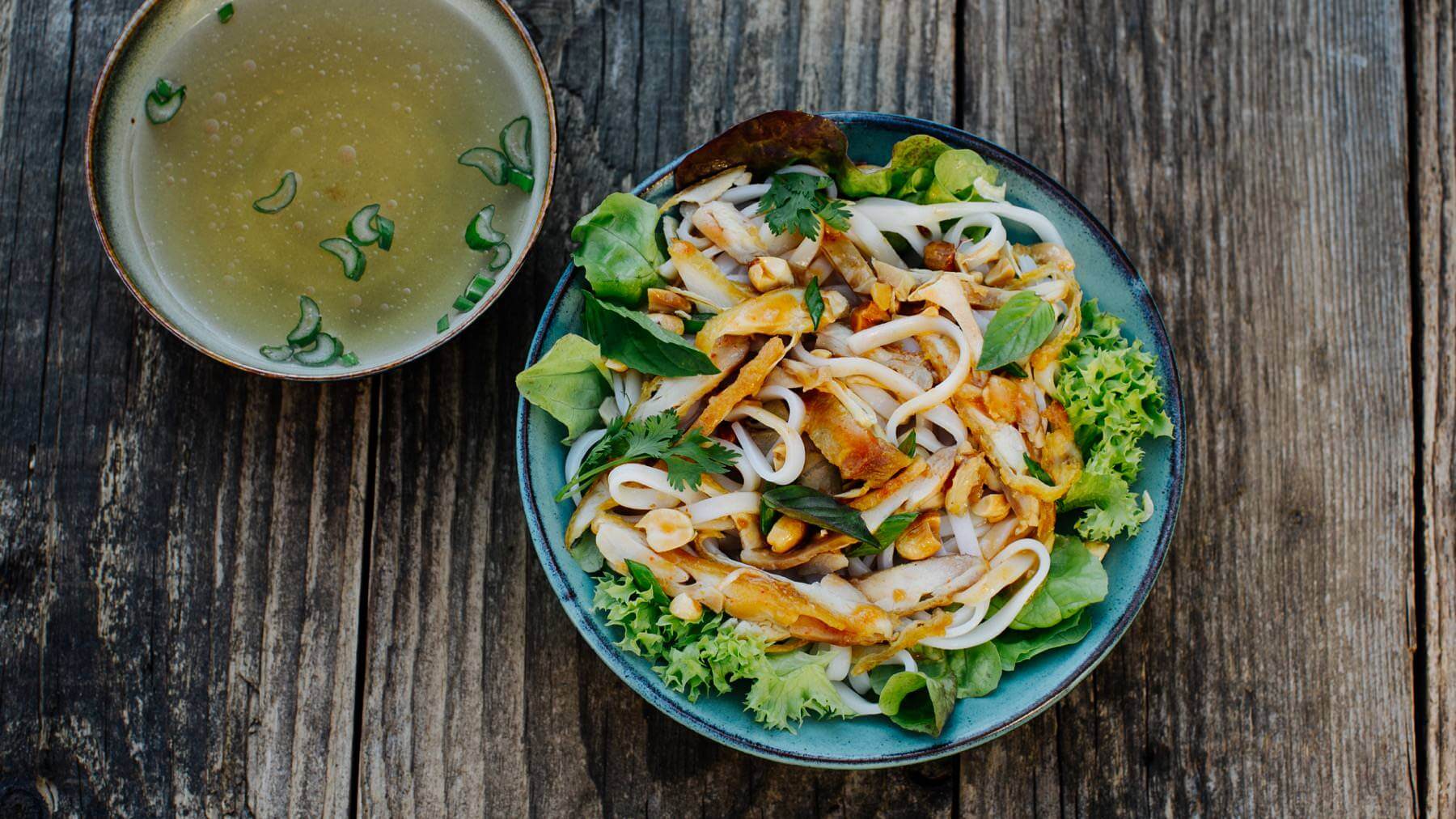 Vietnamesischer Hähnchensalat mit Pho-Nudeln: Dieser erfrischende Hähnchensalat mit seidenweichen Pho-Nudeln und scharfem Dressing ist die leichte Alternative zur klassischen Pho Ga. 🥗 In Vietnam wird er oft in Straßenküchen serviert, die Pho Ga...