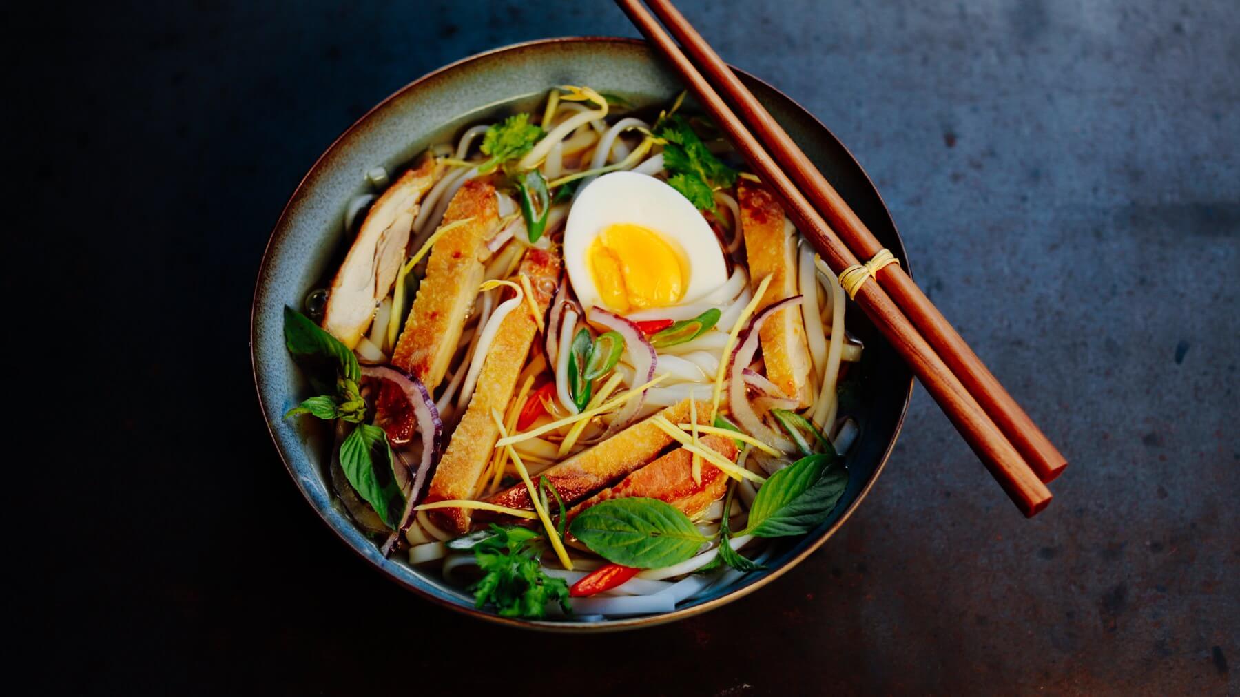 Pho Ga Roti - Vietnamesische Reisnudelsuppe mit gegrilltem Hähnchen: Pho Ga Roti ist die vietnamesische Variante der klassischen Pho Ga, bei der statt gekochtem kross gegrilltes Hähnchenfleisch verwendet wird – perfekt zur Zweitverwertung eines...