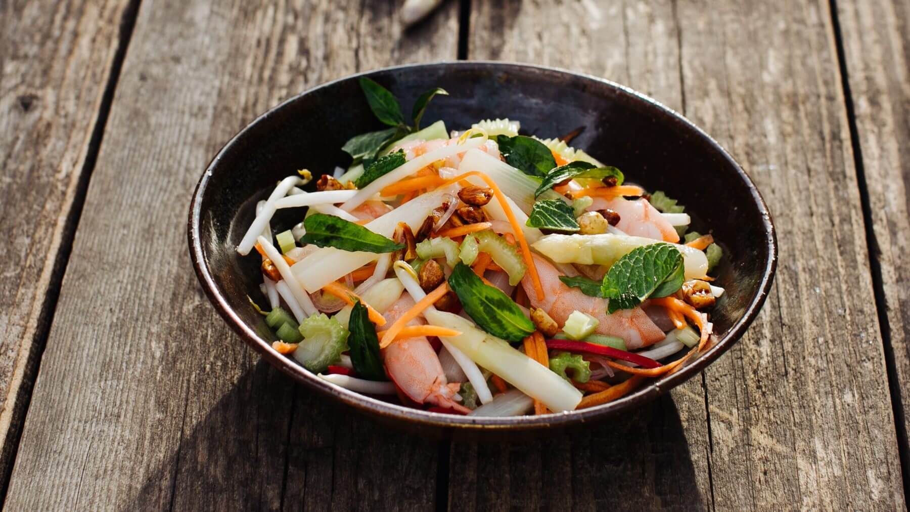 Vietnamesischer Salat mit Spargel und Garnelen: Dieser vietnamesische Salat mit Spargel und Garnelen ist eine frische, elegante Abwandlung eines Klassikers: In Vietnam werden traditionell Lotusstängel verwendet – zart, weiß und fein im Geschmack,...