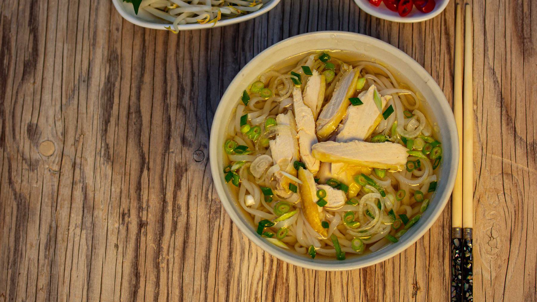Die schnelle Pho Ga: Pho Ga ist die beliebte vietnamesische Hühnersuppe mit Reisnudeln, Kräutern und Chili. 🍜 Im Original wird ein ganzes Hähnchen ausgekocht, um eine kräftige, goldgelbe Brühe zu erhalten. Für alle, die weniger Zeit haben, gibt’s...