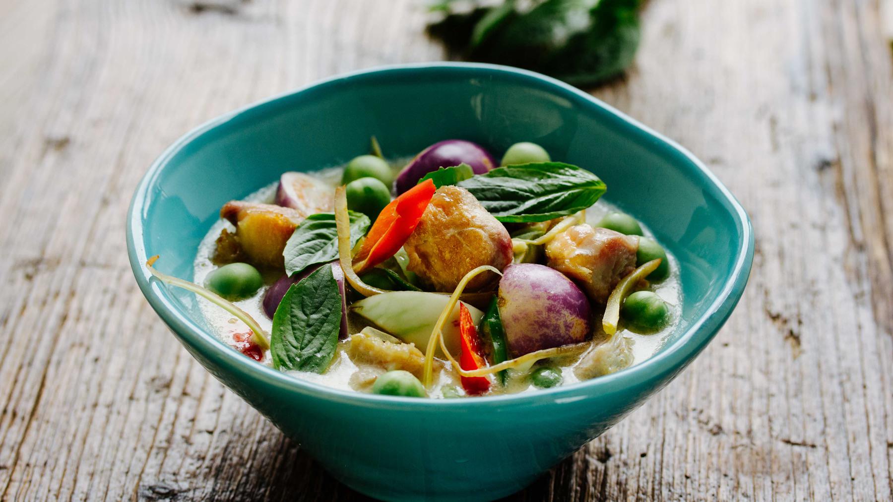 Grünes Thai-Curry mit Hähnchen – Gaeng Keow Wan: Gaeng Keow Wan – das grüne Thai Curry – ist ein wahres Fest für Sinne und Gaumen. 🌿 Die Kombination aus frischen grünen Chilis, cremiger Kokosmilch, knackigem Gemüse und aromatischem Thai-Basilikum...