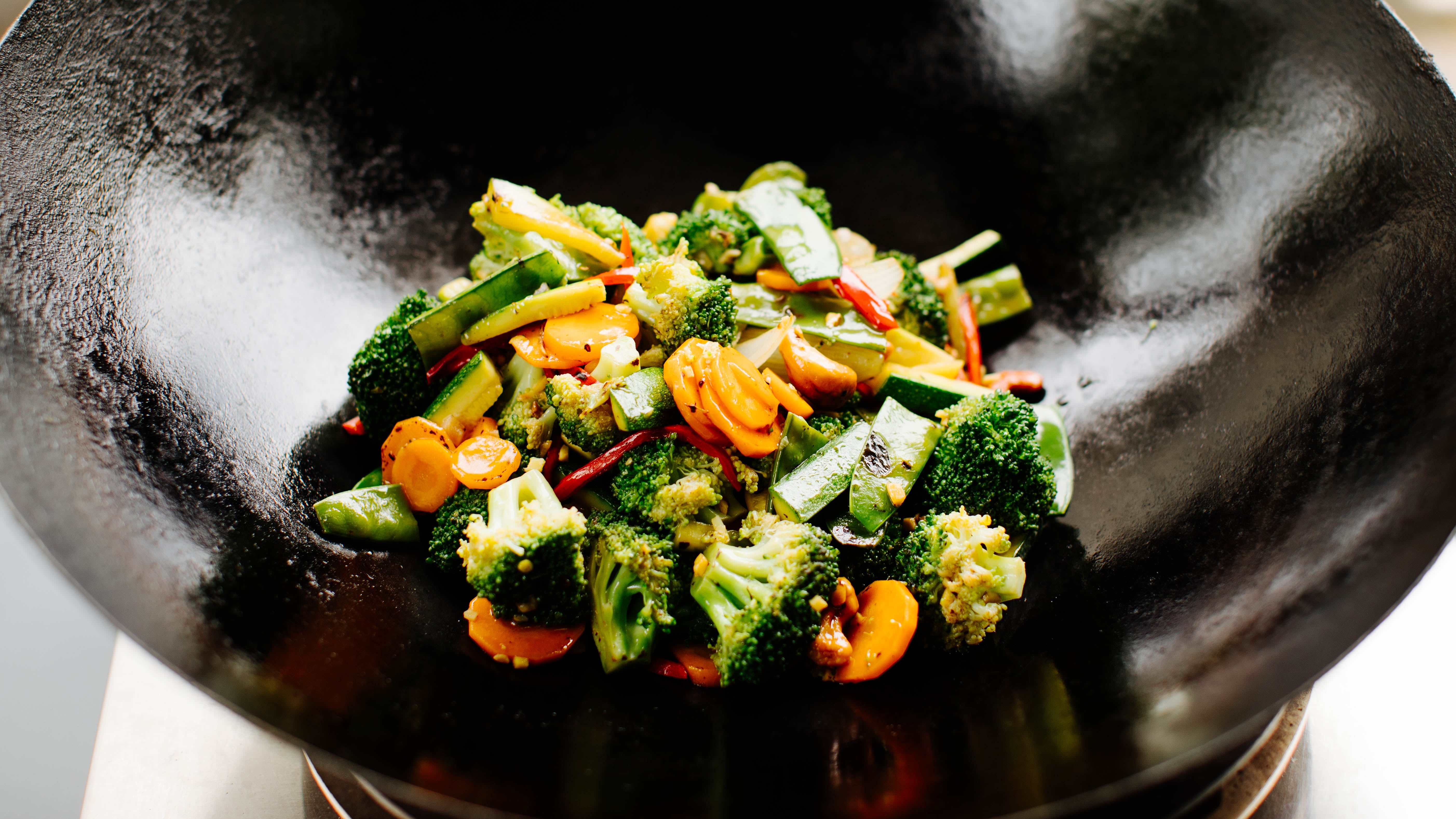 Knackiges Gemüse aus dem Wok: Wok-Gerichte müssen nicht kompliziert sein – mit den richtigen Handgriffen wird's schnell, knackig und voller Geschmack! Wichtig ist die Vorbereitung: alle Zutaten griffbereit neben dem Wok, denn es geht heiß her....