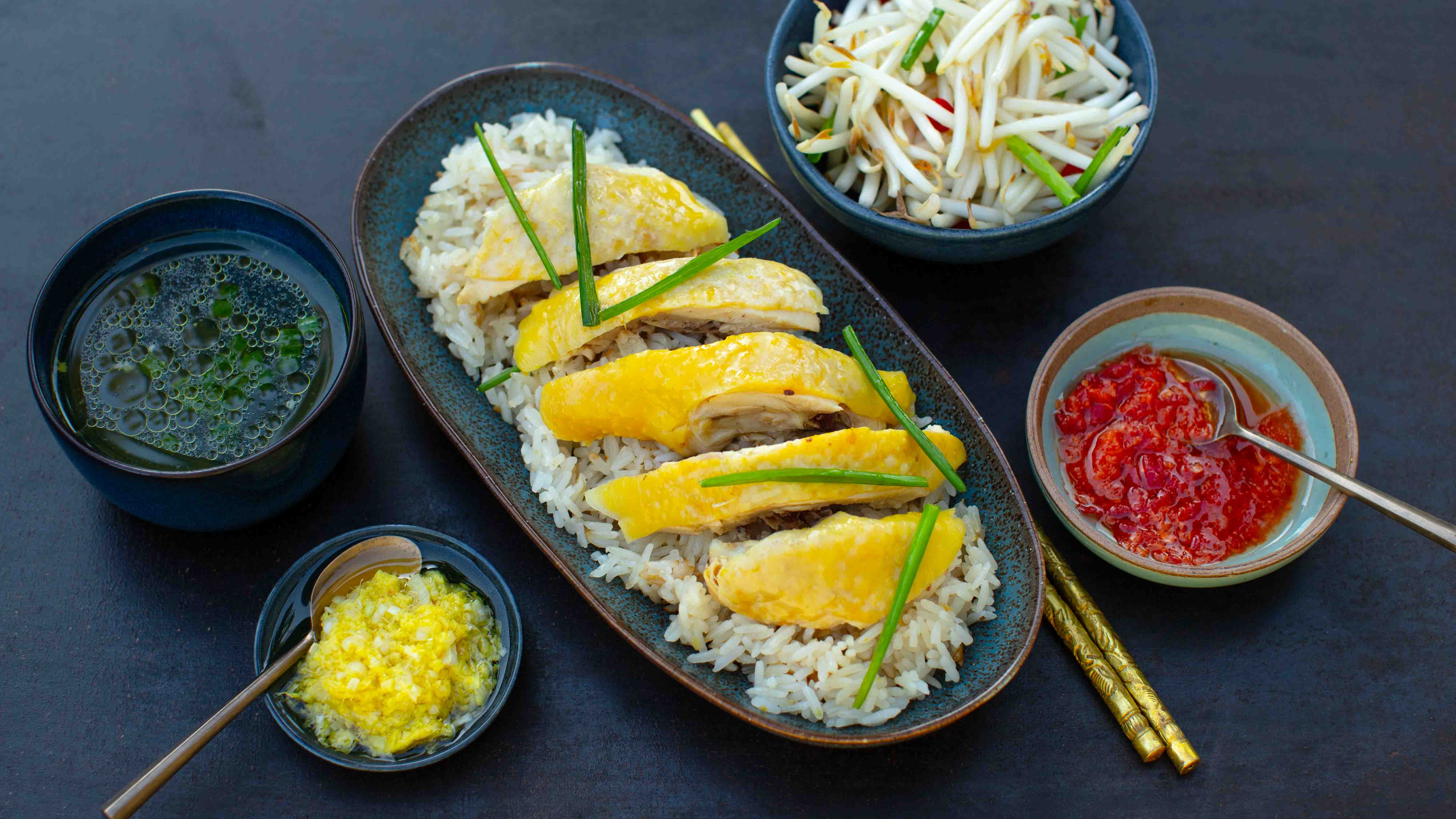 Hainan Chicken Rice - Hähnchen mit Hühnerreis: Hainan Chicken Rice ist ein Klassiker aus der südchinesischen Küche, der in Malaysia und Singapur Kultstatus genießt. 🍗 Das zart gegarte Hähnchen wird mit aromatischem Ingwerreis serviert – schlicht,...