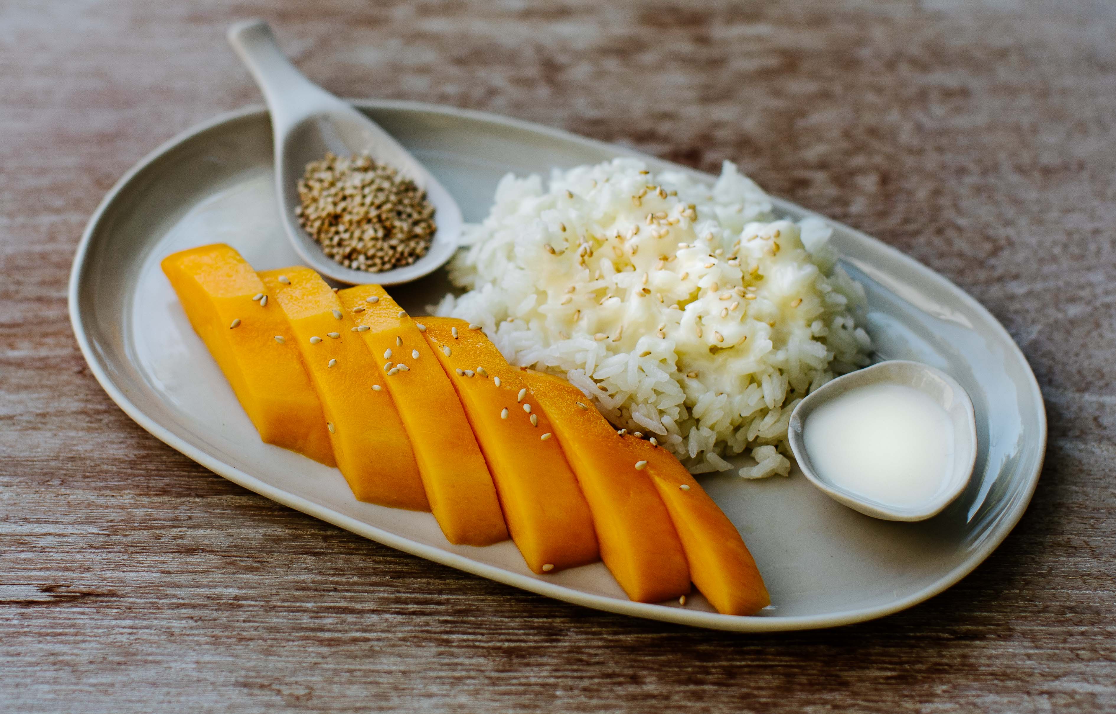 Sticky Rice mit Mango – Khao Niaow Ma Muang: Mango Sticky Rice ist der Dessertklassiker aus Thailand – süßer Klebreis mit Kokosmilchsauce, serviert mit goldgelber Mango und getoppt mit gerösteten Mungbohnen für den Crunch. 🥭 Besonders beliebt ist...