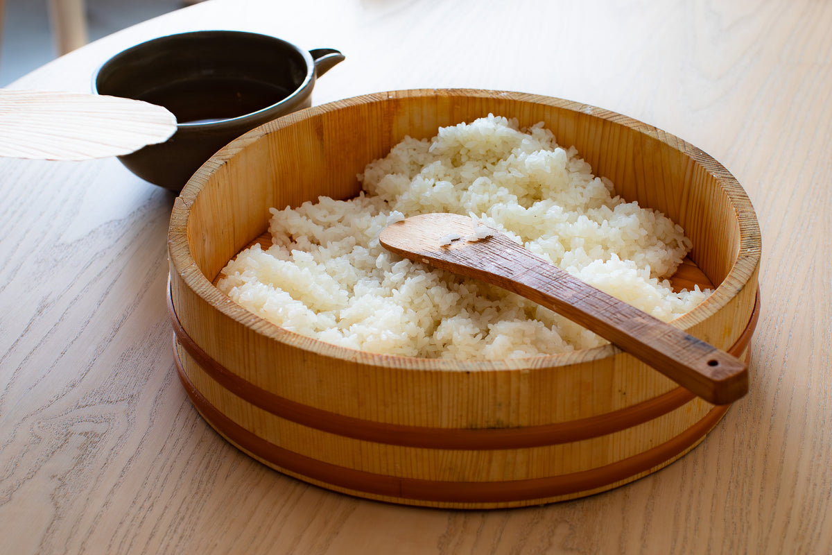 Sushi-Reis kochen – und Onigiri-Reis richtig salzen