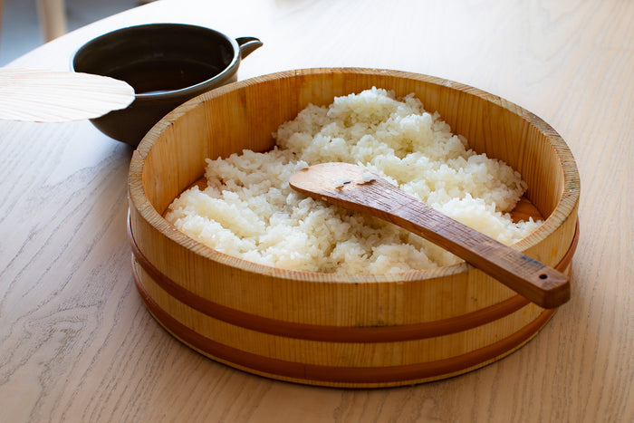 Sushi-Reis kochen – und Onigiri-Reis richtig salzen