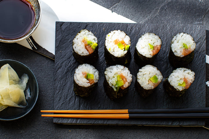 Räucherlachs-Avocado-Maki – Hosomaki selber rollen