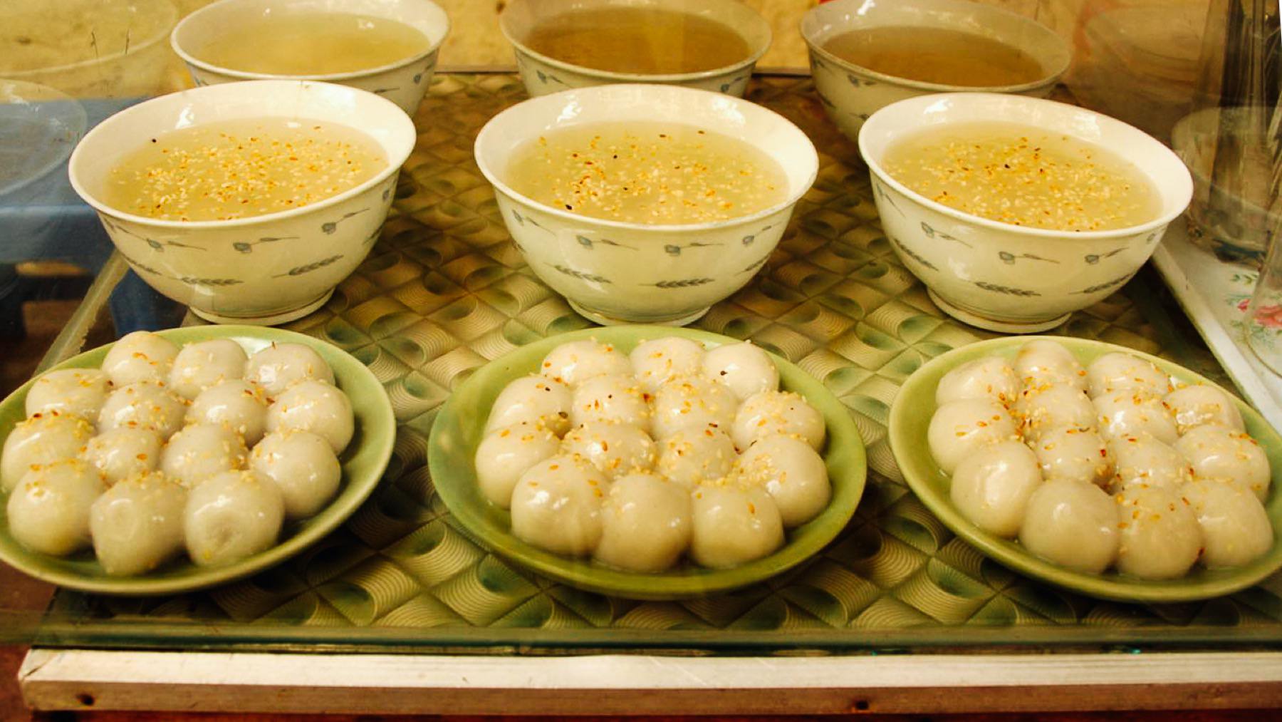 Süße Klebreisbällchen mit Kokos & Tapioka 🥥