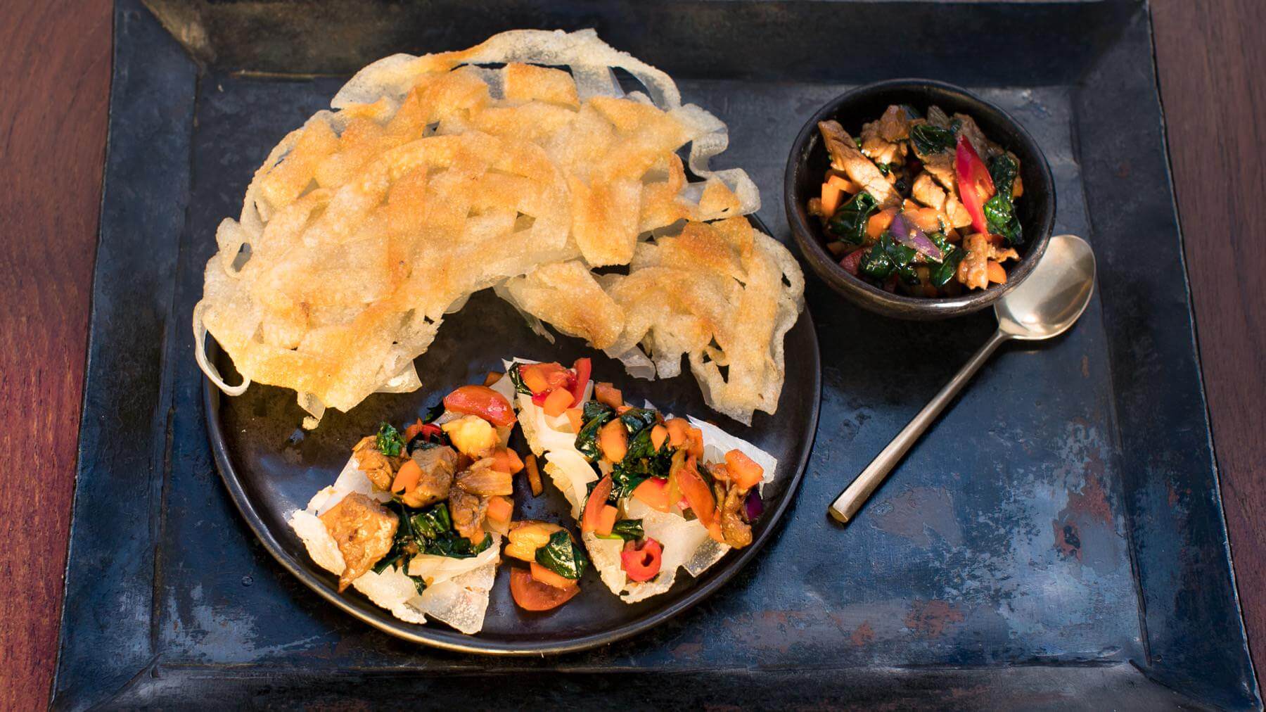 Pho Pizza: Pho Nudeln mal anders! 🍕 Diese Pho Pizza ist ein kreativer Snack, bei dem die gebratenen Reisnudeln den knusprigen Boden bilden – inspiriert von der beliebten Suppe Pho Bo, aber ganz neu interpretiert. Belegt wird die Pizza mit einem...